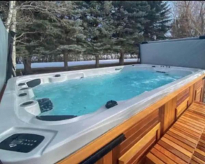 357 Cozy Relaxing Room With Hot tub